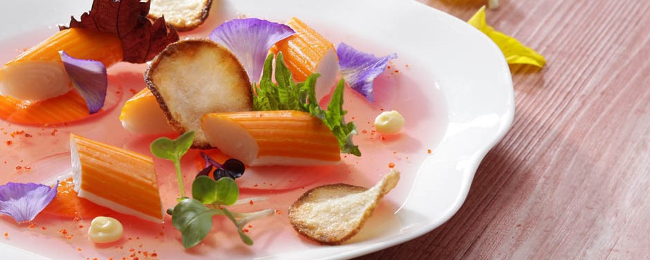 Rosace de Surimi Marine, Eau de tomate gélifiée Mayonnaise gingembre Shiso et Chips croustillants